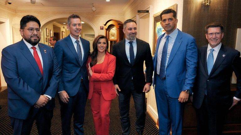 FOTOGRAFÍA. WASHINGTON (ESTADOS UNIDOS DE AMÉRICA), 18 DE ENERO DE 2025. El presidente de la coalición política europea de 11 países de la Unión Europea, Patriots party (Patriotas por Europa) y líder opositor español por la formación de las clases obreras y antiWoke (antiprogresista/anticomunista) VOX, Santiago Abascal Conde (3 I), mantendrá hoy —hora Nueva York (franja horaria UTC-5, 6 horas de diferencia con Madrid (Reino de España)— un almuerzo este sábado en el Centro para una Sociedad Libre y Segura, en la capital estadounidense de Washington D.C., en el que coincidirá con varios jefes de Estado, entre ellos, el presidente de la República Dominicana, Luis Abinader, el presidente de Paraguay, Santiago Peña, y altos representantes del Gobierno de Panamá, entre otros. Se espera poder contar también con el presidente de Argentina, Javier Gerardo Milei. Lasvocesdelpueblo (Ñ Pueblo)