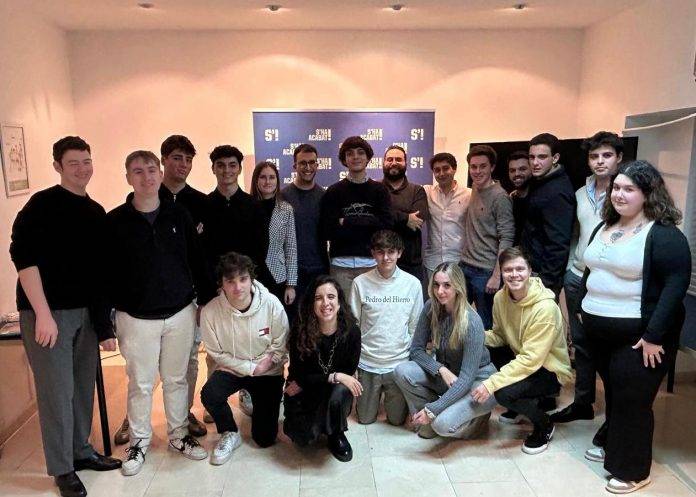 FOTOGRAFÍA. BARCELONA (CATALUÑA) REINO DE ESPAÑA, 22 DE ENERO DE 2025. La entidad juvenil patriota catalana S'ha Acabat! (S'!) ha celebrado hoy su X Asamblea General en su sede de calle Consell de Cent, ciudad de Barcelona. La reelegida presidente de S'!, Andrea Llopart Gonzalo, presentó la nueva Junta Directiva para el año 2025, que fue aprobada de "forma unánime" por los socios de la asociación. La Junta estará formada por Hugo González Escarpa, como vicepresidente; Luis Galindo, como tesorero; Eva Fernández, como secretaria; Álex Fernández, como responsable de Relaciones Institucionales; Manel Mesa, como responsable de Universidades; Elio Oliva, como responsable de Organización; y Martí Boada, como responsable de Comunicación y Prensa. Lasvocesdelpueblo (Ñ Pueblo)