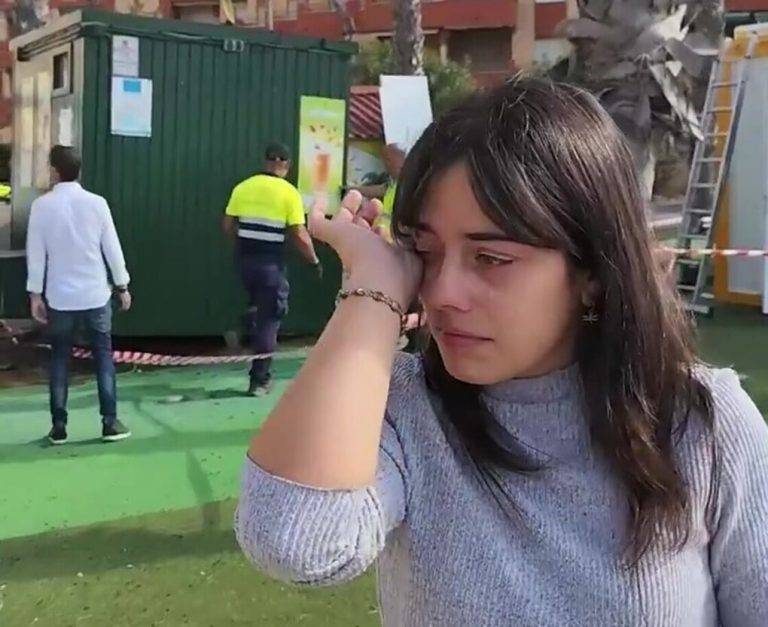 FOTOGRAFÍA. REINO DE ESPAÑA, 03 DE ENERO DE 2025. Una joven mujer empresaria española rompe en lágrimas al comprobar cómo las autoridades de su país se lo pasan por el foro su recurso administrativo —en el que ella pide medidas cautelares contra la resolución y actos de la Dirección General de Función pública: el desalojo de su negocio— y la mandan en las colas de la pobreza para que ella dependa del llamado "Papa Estado" y que, desde entonces, ella no tenga más remedio que "socializarse" y vote al socialismo (PSOE y las ultraizquierdas SUMAR). El comunismo siempre necesita crear más pobreza, es decir, dependencia, para asegurarse el voto de la miseria. Asimismo, personas, como esta víctima joven autónoma español, son potentes adversarios del plan oculto del socialismo/comunismo al situarse entre los límites de la dependencia al Estado (pobreza) y la libertad económica, las llamadas clases medias. Por eso, el socialismo/comunismo debe siempre destruir cualquier intento de independencia al Estado y si hace falta, traer a miles de personas dependientes totales del Estado para petar la Economía y el Bienestar social que son los inmigrantes ilegales, no importa que estos "nuevos llegados" tengan estudios o oficio, simplemente porque hasta que los indocumentados consigan librarse de las ayudas sociales, siempre tendrán que dar las gracias al socialismo mientras los entonces "vulnerables" autóctonos son todavía más dependientes del "Papa Estado" y, así, el socialismo/comunismo sobreviviría. Captura vídeo denuncia de la protagonista/Lasvocesdelpueblo)