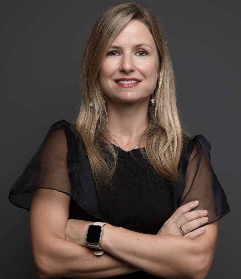 FOTOGRAFÍA. SAN VICENTE DE RASPEIG (ALICANTE) COMUNIDAD VALENCIANA (REINO DE ESPAÑA, 09 DE ENERO DE 2025. En la imagen, la concejal de Hacienda y Gestión Tributaria del Ayuntamiento de San Vicente del Raspeig (Alicante) Comunidad Valenciana por el Grupo Municipal de VOX, María Isabel Domínguez Pomares (Isabel Domínguez), durante una campaña informativa sobre la nueva tasa de basura que se va a aplicar a partir del 2025. "Con esto demostramos que, desde donde VOX gobierna, hacemos frente a las políticas del PSOE de Pedro Sánchez y las constantes subidas de impuestos a nivel nacional que tanto nos afectan también a nivel municipal, como se ha demostrado con la nueva tasa de basura y el nuevo impuesto de depósito en vertederos que asciende a más de 568.000 € cada año", denuncia la campaña. Lasvocesdelpueblo (Ñ Pueblo)