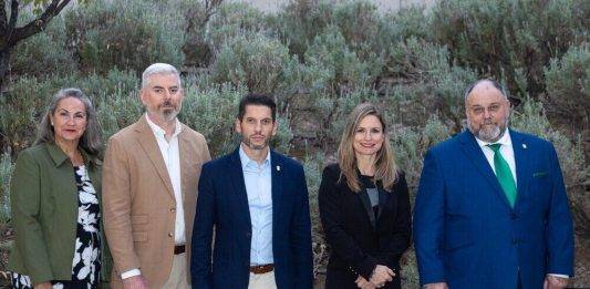FOTOGRAFÍA. SAN VICENTE DE RASPEIG (ALICANTE) COMUNIDAD VALENCIANA (REINO DE ESPAÑA), 16 DE ENERO DE 2025. En la imagen, los concejales del Grupo Municipal VOX Ayuntamiento de San Vicente de Raspeig, el portavoz municipal Adrián García Martínez (c), María Isabel Domínguez Pomares, Pablo Quintana García, Vicente Pedro Pastor Bernabéu y María Yolanda Iborra Bernabéu, registran una foto de familia de los representantes institucionales de la formación presidida por el líder opositor español Santiago Abascal Conde. Lasvocesdelpueblo (Ñ Pueblo)