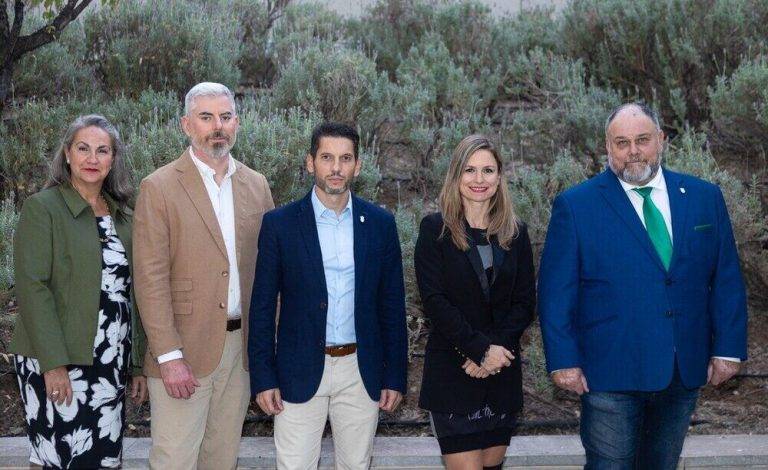 FOTOGRAFÍA. SAN VICENTE DE RASPEIG (ALICANTE) COMUNIDAD VALENCIANA (REINO DE ESPAÑA), 16 DE ENERO DE 2025. En la imagen, los concejales del Grupo Municipal VOX Ayuntamiento de San Vicente de Raspeig, el portavoz municipal Adrián García Martínez (c), María Isabel Domínguez Pomares, Pablo Quintana García, Vicente Pedro Pastor Bernabéu y María Yolanda Iborra Bernabéu, registran una foto de familia de los representantes institucionales de la formación presidida por el líder opositor español Santiago Abascal Conde. Lasvocesdelpueblo (Ñ Pueblo)