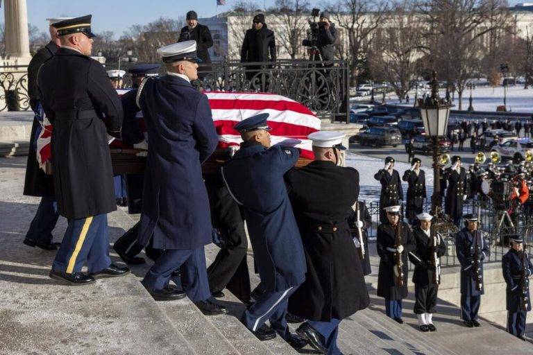FOTOGRAFÍA. WASHINGTON (ESTADOS UNIDOS DE AMÉRICA), 09 DE ENERO DE 2025. Detenido un atacante con un machete y tres cuchillos pocas horas antes de la prevista visita del presidente electo Donald Trump a la capilla ardiente de Jimmy Carter. El ataúd cubierto con la bandera del expresidente de EEUU, Jimmy Carter, es llevado por un equipo conjunto de portadores de cuerpos fuera del Capitolio de EEUU, en Washington, DC este 9 de enero de 2025. Efe 