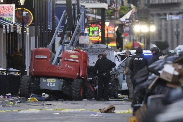 EEUU registra un ataque terrorista en atropello múltiple fusilamiento en el Barrio Francés de Nueva Orleans (Luisiana) El vehículo tenía una bandera negra (islamista) (1) FOTOGRAFÍA. BARRIO FRANCÉS (NUEVA ORLEANS (LUISIANA) ESTADOS UNIDOS DE AMÉRICA), 01 DE ENERO DE 2025. Los Estados Unidos de América han registrado hoy múltiples heridos y muertos tras un "ataque terrorista" de un hombre armado que, tras atropellar masivamente a los civiles, ha abierto fuego contra los heridos y contra cualquier que se movía para causar un daño mayor en el "Barrio Francés" de Nueva Orleans (Estado de Luisiana). "El conductor de una camioneta embistió a una multitud para luego abrir fuego contra los civiles". "El terrorista fue eliminado por la policía". "El vehículo tenía una especie de bandera negra (supuestamente islamista) con letras blancas en la parte trasera" -según testigos-. El/La Burro/Oficina Federal de Investigaciones (FBI), habla de "ataque terrorista". Mientra la Policía no descarta "ataque terrorista". Captura vídeo testigos/Lasvocesdelpueblo (Ñ Pueblo)