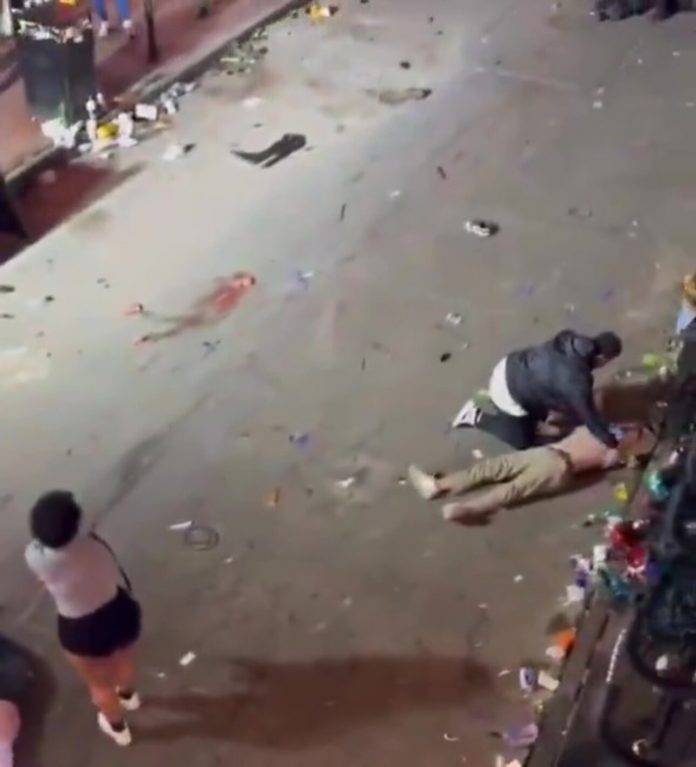 EEUU registra un ataque terrorista en atropello múltiple fusilamiento en el Barrio Francés de Nueva Orleans (Luisiana) El vehículo tenía una bandera negra (islamista) (1) FOTOGRAFÍA. BARRIO FRANCÉS (NUEVA ORLEANS (LUISIANA) ESTADOS UNIDOS DE AMÉRICA), 01 DE ENERO DE 2025. Los Estados Unidos de América han registrado hoy múltiples heridos y muertos tras un "ataque terrorista" de un hombre armado que, tras atropellar masivamente a los civiles, ha abierto fuego contra los heridos y contra cualquier que se movía para causar un daño mayor en el "Barrio Francés" de Nueva Orleans (Estado de Luisiana). "El conductor de una camioneta embistió a una multitud para luego abrir fuego contra los civiles". "El terrorista fue eliminado por la policía". "El vehículo tenía una especie de bandera negra (supuestamente islamista) con letras blancas en la parte trasera" -según testigos-. El/La Burro/Oficina Federal de Investigaciones (FBI), habla de "ataque terrorista". Mientra la Policía no descarta "ataque terrorista". Captura vídeo testigos/Lasvocesdelpueblo (Ñ Pueblo)