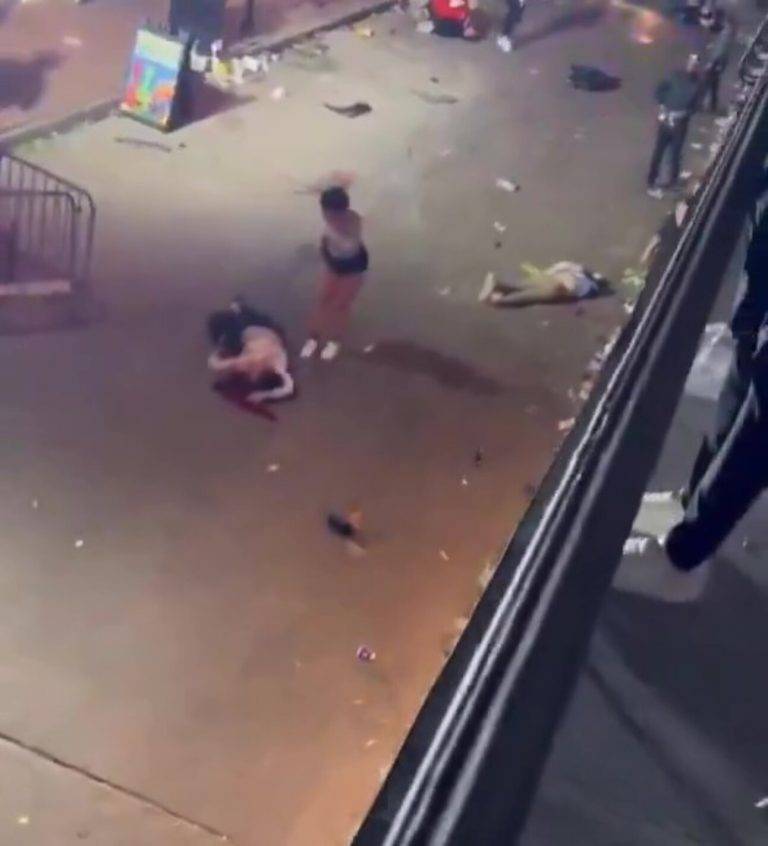 FOTOGRAFÍA. BARRIO FRANCÉS (NUEVA ORLEANS (LUISIANA) ESTADOS UNIDOS DE AMÉRICA), 01 DE ENERO DE 2025. Los Estados Unidos de América han registrado hoy múltiples heridos y muertos tras un "ataque terrorista" de un hombre armado que, tras atropellar masivamente a los civiles, ha abierto fuego contra los heridos y contra cualquier que se movía para causar un daño mayor en el "Barrio Francés" de Nueva Orleans (Estado de Luisiana). "El conductor de una camioneta embistió a una multitud para luego abrir fuego contra los civiles". "El terrorista fue eliminado por la policía". "El vehículo tenía una especie de bandera negra (supuestamente islamista) con letras blancas en la parte trasera" -según testigos-. El/La Burro/Oficina Federal de Investigaciones (FBI), habla de "ataque terrorista". Mientra la Policía no descarta "ataque terrorista". Captura vídeo testigos/Lasvocesdelpueblo (Ñ Pueblo)