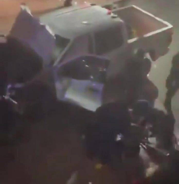 EEUU registra un ataque terrorista en atropello múltiple fusilamiento en el Barrio Francés de Nueva Orleans (Luisiana) El vehículo tenía una bandera negra (islamista) (3) FOTOGRAFÍA. BARRIO FRANCÉS (NUEVA ORLEANS (LUISIANA) ESTADOS UNIDOS DE AMÉRICA), 01 DE ENERO DE 2025. Los Estados Unidos de América han registrado hoy múltiples heridos y muertos tras un "ataque terrorista" de un hombre armado que, tras atropellar masivamente a los civiles, ha abierto fuego contra los heridos y contra cualquier que se movía para causar un daño mayor en el "Barrio Francés" de Nueva Orleans (Estado de Luisiana). "El conductor de una camioneta embistió a una multitud para luego abrir fuego contra los civiles". "El terrorista fue eliminado por la policía". "El vehículo tenía una especie de bandera negra (supuestamente islamista) con letras blancas en la parte trasera" -según testigos-. El/La Burro/Oficina Federal de Investigaciones (FBI), habla de "ataque terrorista". Mientra la Policía no descarta "ataque terrorista". Captura vídeo testigos/Lasvocesdelpueblo (Ñ Pueblo)