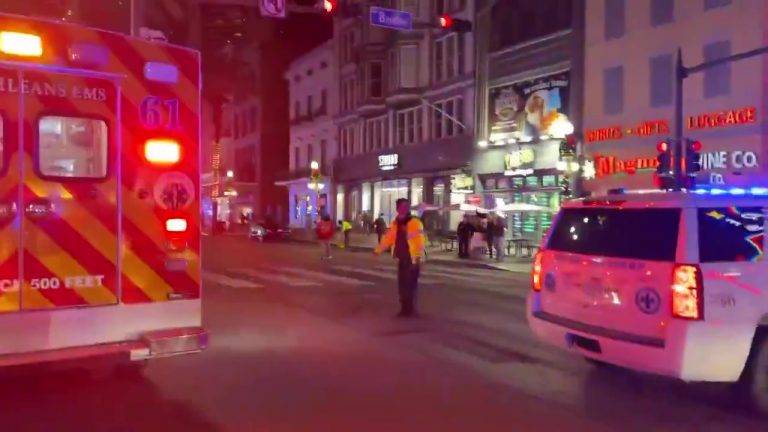 FOTOGRAFÍA. BARRIO FRANCÉS (NUEVA ORLEANS (LUISIANA) ESTADOS UNIDOS DE AMÉRICA), 01 DE ENERO DE 2025. Los Estados Unidos de América han registrado hoy múltiples heridos y muertos tras un "ataque terrorista" de un hombre armado que, tras atropellar masivamente a los civiles, ha abierto fuego contra los heridos y contra cualquier que se movía para causar un daño mayor en el "Barrio Francés" de Nueva Orleans (Estado de Luisiana). "El conductor de una camioneta embistió a una multitud para luego abrir fuego contra los civiles". "El terrorista fue eliminado por la policía". "El vehículo tenía una especie de bandera negra (supuestamente islamista) con letras blancas en la parte trasera" -según testigos-. El/La Burro/Oficina Federal de Investigaciones (FBI), habla de "ataque terrorista". Mientra la Policía no descarta "ataque terrorista". Captura vídeo testigos/Lasvocesdelpueblo (Ñ Pueblo)