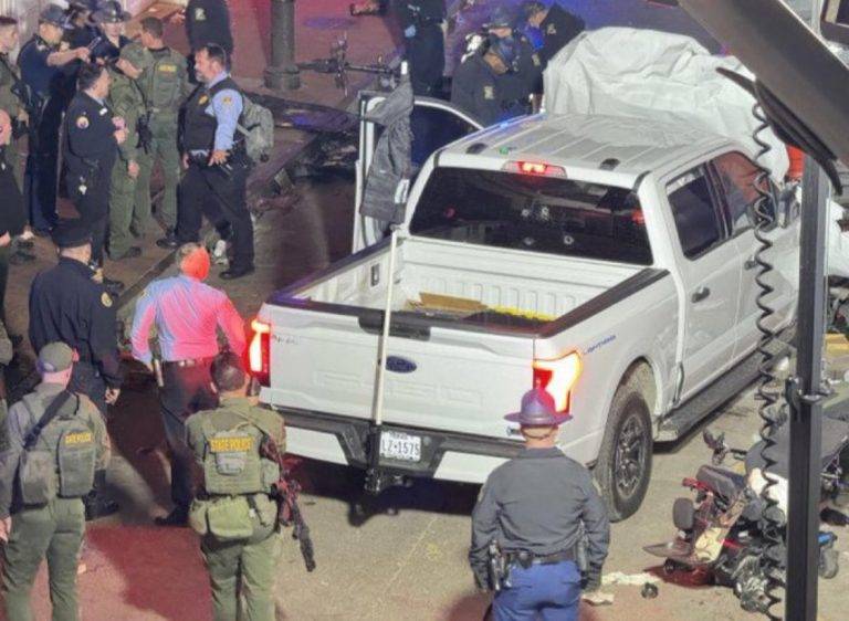 FOTOGRAFÍA. BARRIO FRANCÉS (NUEVA ORLEANS (LUISIANA) ESTADOS UNIDOS DE AMÉRICA), 01 DE ENERO DE 2025. Los Estados Unidos de América han registrado hoy múltiples heridos y muertos tras un "ataque terrorista" de un hombre armado que, tras atropellar masivamente a los civiles, ha abierto fuego contra los heridos y contra cualquier que se movía para causar un daño mayor en el "Barrio Francés" de Nueva Orleans (Estado de Luisiana). "El conductor de una camioneta embistió a una multitud para luego abrir fuego contra los civiles". "El terrorista fue eliminado por la policía". "El vehículo tenía una especie de bandera negra (supuestamente islamista) con letras blancas en la parte trasera" -según testigos-. El/La Burro/Oficina Federal de Investigaciones (FBI), habla de "ataque terrorista". Mientra la Policía no descarta "ataque terrorista". Captura vídeo testigos/Lasvocesdelpueblo (Ñ Pueblo)