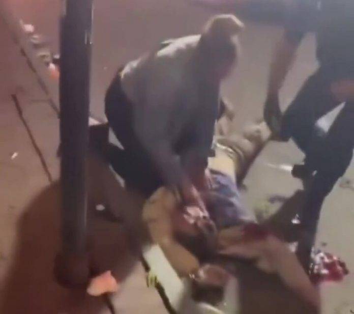 EEUU registra un ataque terrorista en atropello múltiple fusilamiento en el Barrio Francés de Nueva Orleans (Luisiana) El vehículo tenía una bandera negra (islamista) (7) FOTOGRAFÍA. BARRIO FRANCÉS (NUEVA ORLEANS (LUISIANA) ESTADOS UNIDOS DE AMÉRICA), 01 DE ENERO DE 2025. Los Estados Unidos de América han registrado hoy múltiples heridos y muertos tras un "ataque terrorista" de un hombre armado que, tras atropellar masivamente a los civiles, ha abierto fuego contra los heridos y contra cualquier que se movía para causar un daño mayor en el "Barrio Francés" de Nueva Orleans (Estado de Luisiana). "El conductor de una camioneta embistió a una multitud para luego abrir fuego contra los civiles". "El terrorista fue eliminado por la policía". "El vehículo tenía una especie de bandera negra (supuestamente islamista) con letras blancas en la parte trasera" -según testigos-. El/La Burro/Oficina Federal de Investigaciones (FBI), habla de "ataque terrorista". Mientra la Policía no descarta "ataque terrorista". Captura vídeo testigos/Lasvocesdelpueblo (Ñ Pueblo)