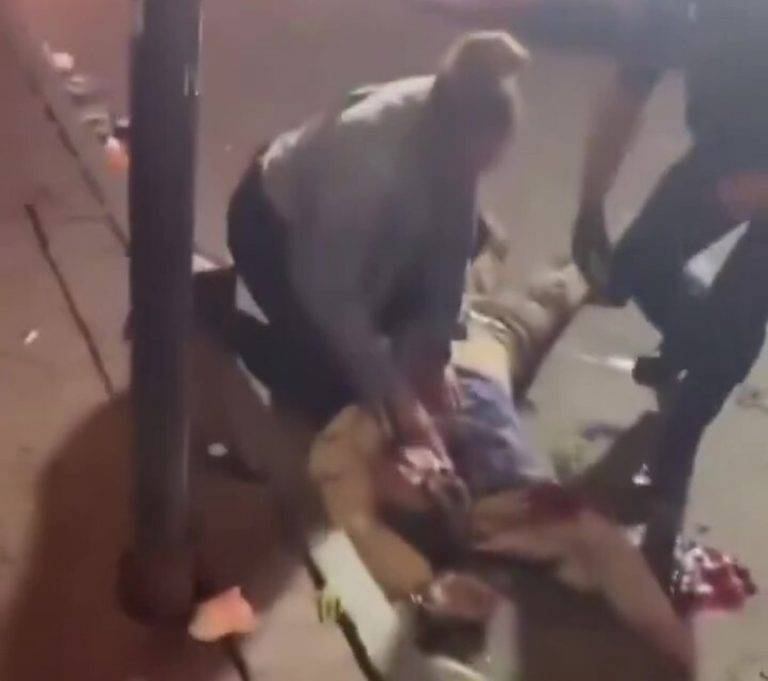 FOTOGRAFÍA. BARRIO FRANCÉS (NUEVA ORLEANS (LUISIANA) ESTADOS UNIDOS DE AMÉRICA), 01 DE ENERO DE 2025. Los Estados Unidos de América han registrado hoy múltiples heridos y muertos tras un "ataque terrorista" de un hombre armado que, tras atropellar masivamente a los civiles, ha abierto fuego contra los heridos y contra cualquier que se movía para causar un daño mayor en el "Barrio Francés" de Nueva Orleans (Estado de Luisiana). "El conductor de una camioneta embistió a una multitud para luego abrir fuego contra los civiles". "El terrorista fue eliminado por la policía". "El vehículo tenía una especie de bandera negra (supuestamente islamista) con letras blancas en la parte trasera" -según testigos-. El/La Burro/Oficina Federal de Investigaciones (FBI), habla de "ataque terrorista". Mientra la Policía no descarta "ataque terrorista". Captura vídeo testigos/Lasvocesdelpueblo (Ñ Pueblo)