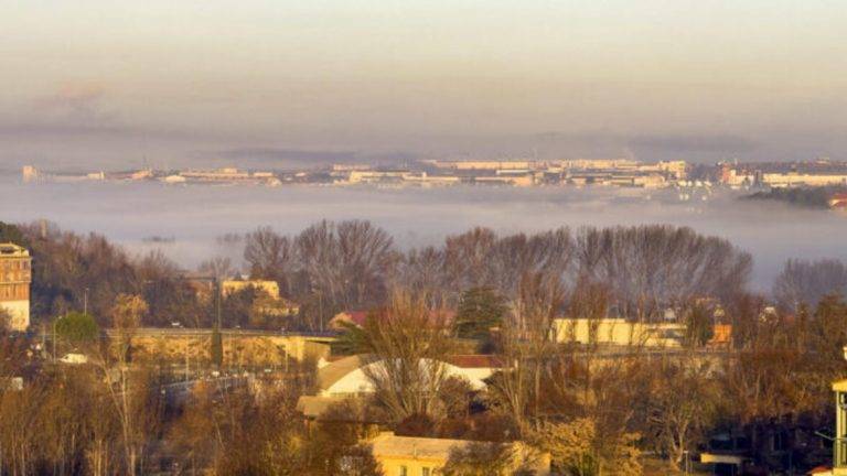 FOTOGRAFÍA. TERUEL (ARAGÓN) REINO DE ESPAÑA, 10 01 2025. Bancos de niebla en Teruel (Comunidad Autónoma de Aragón) a primera hora de la mañana de este viernes de enero. Efe