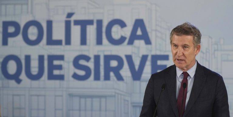 FOTOGRAFÍA. BARCELONA (CATALUÑA) REINO DE ESPAÑA, 24 DE ENERO DE 2025. El líder del partido migracionista socialismo azul WOKE Partido Popular (PP), Alberto Núñez Feijóo, viajó este viernes a Barcelona, Comunidad autónoma española de Cataluña, desde donde no falló, tampoco sorprendió porque este wokista votaba socialismo antes de pasarse a la derechista cobarde estafadora PP. Dijo que si consigue llegar algún al poder, propondrá un "Plan Urgente de Vivienda" con subida de impuesto a los obreros y clases medias trabajadoras españolas para financiar los impagos de alquileres de los "OKUPAS" y garantizar así seguridad económica a los propietarios con el dinero público, mediante la creación de lo que el socialismo azul WOKE ha llamado "Fondo Estatal de Garantía de Alquiler". Pues bien, simplemente, todo el mundo (ricos y pobres) debe dejar de pagar el alquiler en España al igual que el Transporte público porque ya lo va a pagar un Gobierno migracionista wokista del Partido Popular (PP) siempre con el dinero público arrebatado de las nóminas de las clases obreras para que sean cada día más pobres y más independientes del llamado "Papá Estado (PSOE-PP)". Lasvocesdelpueblo (Ñ Pueblo)