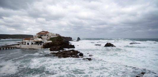FOTOGRAFÍA. SA MESQUIDA (MENORCA) COMUNIDAD AUTÓNOMA DE ISLAS BALEARES (REINO DE ESPAÑA, 12 DE ENERO DE 2025. El temporal este domingo en Sa Mesquida, Menorca. La Agencia Estatal de Meteorología (Aemet) mantiene este domingo activo el aviso naranja en Menorca, el norte, noreste y el Llevant de Mallorca por fenómenos costeros. Efe