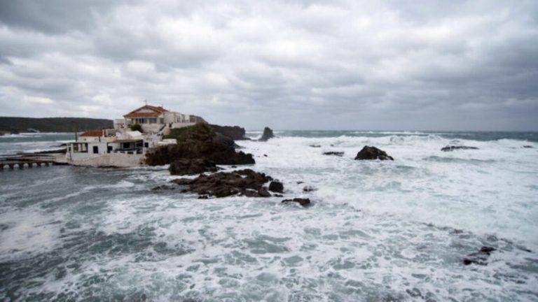 FOTOGRAFÍA. SA MESQUIDA (MENORCA) COMUNIDAD AUTÓNOMA DE ISLAS BALEARES (REINO DE ESPAÑA, 12 DE ENERO DE 2025. El temporal este domingo en Sa Mesquida, Menorca. La Agencia Estatal de Meteorología (Aemet) mantiene este domingo activo el aviso naranja en Menorca, el norte, noreste y el Llevant de Mallorca por fenómenos costeros. Efe