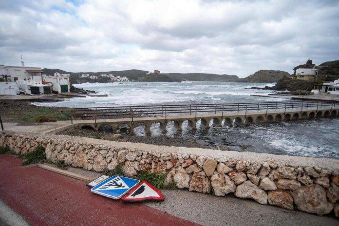 temperaturas, Aemet, los termómetros empiezan a bajar de forma prácticamente generalizada FOTOGRAFÍA. SA MESQUIDA (MENORCA) COMUNIDAD AUTÓNOMA DE ISLAS BALEARES (REINO DE ESPAÑA, 12 DE ENERO DE 2025. El temporal este domingo en Sa Mesquida, Menorca. La Agencia Estatal de Meteorología (Aemet) mantiene este domingo activo el aviso naranja en Menorca, el norte, noreste y el Llevant de Mallorca por fenómenos costeros. Efe