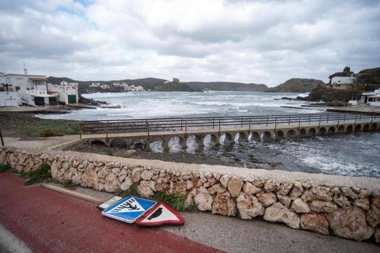FOTOGRAFÍA. SA MESQUIDA (MENORCA) COMUNIDAD AUTÓNOMA DE ISLAS BALEARES (REINO DE ESPAÑA, 12 DE ENERO DE 2025. El temporal este domingo en Sa Mesquida, Menorca. La Agencia Estatal de Meteorología (Aemet) mantiene este domingo activo el aviso naranja en Menorca, el norte, noreste y el Llevant de Mallorca por fenómenos costeros. Efe