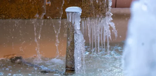 FOTOGRAFÍA. TERUEL (COMUNIDAD AUTÓNOMA DE ARAGÓN) REINO DE ESPAÑA, 14 DE ENERO DE 2025. Vista de una fuente congelada en la ciudad de Teruel., en la Comunidad Autónoma de Aragón (Reino de España), este martes, día 14 del año nuevo 2025. Efe