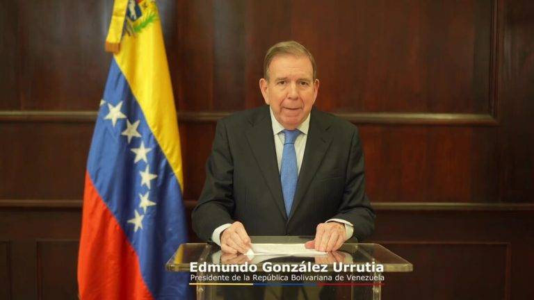 FOTOGRAFÍA. HISPANOAMERICA, 10 DE ENERO DE 2025. El nuevo Presidente de la república Bolivariana de Venezuela y ganador de las elecciones presidenciales del pasado 28 de julio de 2024 (28J) por la coalición opositora Mesa de Unidad Democrática (MUD)/Plataforma Unitaria Democrática (PUD)/Mesa de Unidad/Unidad, Edmundo González Urrutia, ha sido registrado este viernes 10 de enero de 2025, día de su juramentación, en cumplimiento con la Carta Magna del país, durante una declaración institucional. "Estoy muy cerca de Venezuela, estoy listo para el ingreso seguro y en el momento propicio, haré valer los votos que representan la recuperación de nuestra democracia". "Estamos coordinando a todos los factores indispensables para garantizar el retorno pronto a la libertad", dijo dando ordenes claras a los mandos de las fuerzas armadas del país, a quienes pide desobedecer las órdenes ilegales de la dictadura comunista e iniciar la preparación de las condiciones de seguridad para su entrada segura en el país para asumir sus funciones. "Hoy, en Caracas, Nicolás Maduro Moros ha violentado la Constitución y la voluntad soberana de los venezolanos, expresada el 28 de julio de 2024", advirtió el nuevo mandatario de Venezuela. Captura vídeo/Lasvocesdelpueblo (Ñ Pueblo)