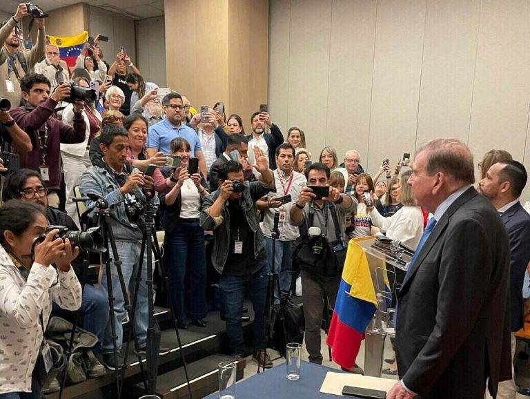 FOTOGRAFÍA. CIUDAD DE GUATEMALA (GUATEMALA), 15 DE ENERO DE 2025. El presidente electo de Venezuela, candidato ganador de los comicios presidenciales del 28 de julio de 2024 por la coalición opositora Mesa de Unidad Democrática (MUD)/Plataforma Unitaria Democrática (PUD)/Mesa de Unidad/Unidad, Edmundo González Urrutia (primer plano dcha.), ha sido registrado durante un encuentro con exiliados venezolanos en este país, antes de reunirse con su homólogo presidente de la República de Guatemala César Bernardo Arévalo de León en el Palacio Nacional de La Cultura, sede presidencial de Guatemala. "¡Lo primero que hice al llegar a Guatemala es reunirme con los venezolanos que viven aquí!", agregó hoy el líder Venezuela. Lasvocesdelpueblo (Ñ Pueblo)