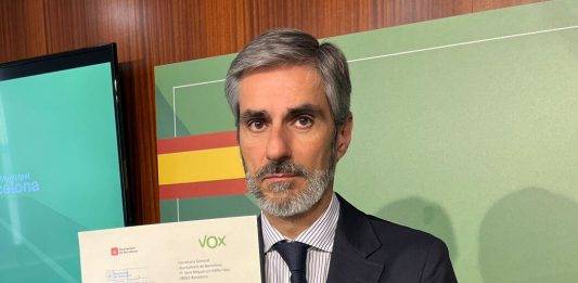 FOTOGRAFÍA. BARCELONA (REINO DE ESPAÑA), 28 DE ENERO DE 2025. El presidente del Grupo Municipal de VOX, Gonzalo de Oro-Pulido Plaza, ha explicado en rueda de prensa que su partido exige la "nulidad" de la comisión, ya que la decisión de suspender la sesión incumple el artículo 92.5 del Reglamento Orgánico Municipal (ROM). Punto 5. "Entre la convocatoria y la celebración de la sesión no podrán transcurrir menos de 48 horas. Para la válida celebración de las sesiones será necesario que esté presente durante toda la sesión un tercio de sus miembros". Lasvocesdelpueblo (Ñ Pueblo)