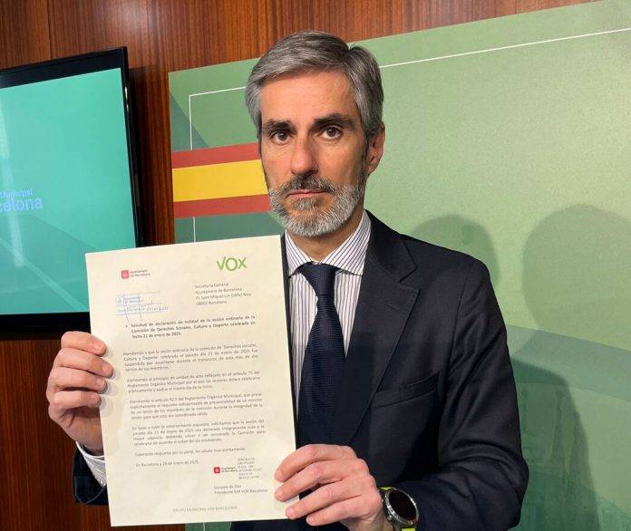 FOTOGRAFÍA. BARCELONA (REINO DE ESPAÑA), 28 DE ENERO DE 2025. El presidente del Grupo Municipal de VOX, Gonzalo de Oro-Pulido Plaza, ha explicado en rueda de prensa que su partido exige la "nulidad" de la comisión, ya que la decisión de suspender la sesión incumple el artículo 92.5 del Reglamento Orgánico Municipal (ROM). Punto 5. "Entre la convocatoria y la celebración de la sesión no podrán transcurrir menos de 48 horas. Para la válida celebración de las sesiones será necesario que esté presente durante toda la sesión un tercio de sus miembros". Lasvocesdelpueblo (Ñ Pueblo)