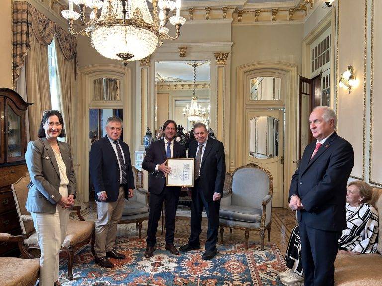 FOTOGRAFÍA. MONTEVIDEO (URUGUAY), 04 DE ENERO DE 2024. El presidente de Uruguay, Luis Alberto Aparicio Alejandro Lacalle Pou (Luis Lacalle Pou) (c-i), posa junto a su homólogo venezolano, presidente electo de Venezuela, ganador de las elecciones presidenciales del pasado domingo 28 de julio de 2024 por la coalición antichavista y anticomunista Mesa de Unidad Democrática (MUD)/Plataforma Unitaria Democrática (PUD)/Mesa de Unidad/Unidad, Edmundo González Urrutia (c-d), este sábado en Montevideo (Uruguay), durante la vuelta a Hispanoamérica del mandatario electo, quien ha dejado claro que estará presente en suelo de Venezuela el próximo viernes 10 de enero de 2025, en su toma de posesión, esperando que la dictadura entre en razón y cede los poderes para no deteriorar más la situación político y social en el país. Estuvo también presente, y el ministro de Relaciones Exteriores de Uruguay, el canciller Omar Ignacio Paganini Herrera. Ministerio Asuntos Exteriores de la República Oriental de Uruguay/Lasvocesdelpueblo (Ñ Pueblo)