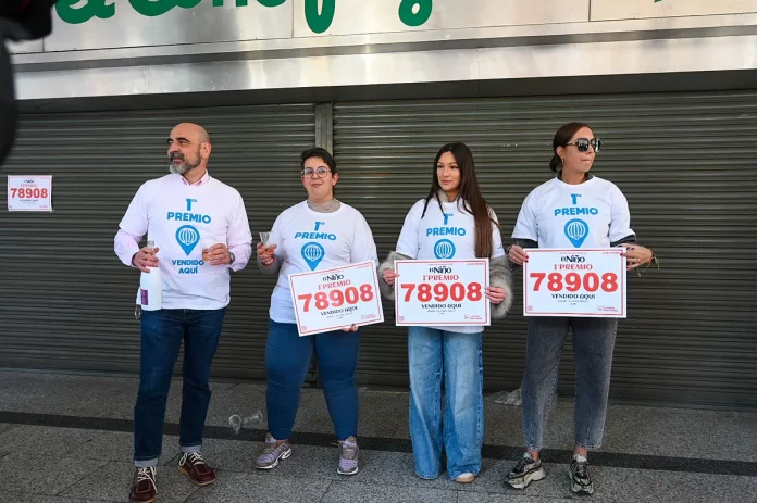 FOTOGRAFÍA. LEÓN (CASTILLA Y LEÓN) REINO DE ESPAÑA, 06/01/2025.- El primer premio del sorteo extraordinario de la lotería de El Niño (78.908) dotado con dos millones de euros por serie (200.000 euros al décimo) y que ha sido consignado íntegramente en la administración de El Corte Inglés de León ha estado muy repartido y vendido principalmente en ventanilla. Efe