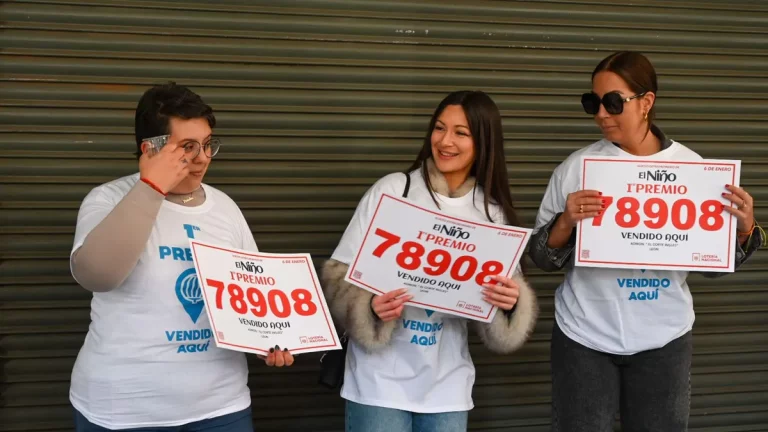 FOTOGRAFÍA. LEÓN (CASTILLA Y LEÓN) REINO DE ESPAÑA, 06/01/2025.- El primer premio del sorteo extraordinario de la lotería de El Niño (78.908) dotado con dos millones de euros por serie (200.000 euros al décimo) y que ha sido consignado íntegramente en la administración de El Corte Inglés de León ha estado muy repartido y vendido principalmente en ventanilla. Efe