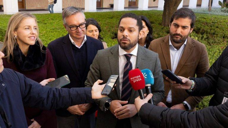 FOTOGRAFÍA. SEVILLA (ANDALUCÍA) REINO DE ESPAÑA, 08 DE ENERO DE 2025. El secretario general de VOX, Ignacio Garriga Vaz de Conceiçao, atiende a la prensa durante una visita en Sevilla este miércoles. Lasvocesdelpueblo (Ñ Pueblo)