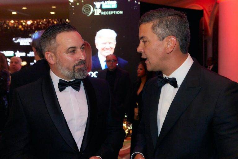 FOTOGRAFÍA. WASHINGTON (ESTADOS UNIDOS DE AMÉRICA), 18 DE ENERO DE 2025. El líder opositor español por VOX y presidente de Patriots Party Santiago Abascal Conde (i), que ha estado acompañado en la "Hispanic Gala" —organizada por parte del a entidad "WELCOME" (BIENVENIDOS), en marco de la juramentación y vuelta a la Casa Blanca como 47º presidente de los Estados Unidos de América, el líder antiWOKE (PROGRESISTA) del mundo libre Donald John Trump— por la vicepresidente del Patriots party, Kinga Gal; ha coincidido con destacadas personalidades de la política norteamericana, como varios de los nominados al Gabinete de la nueva Administración Trump: el próximo Secretario de Estado, Marco Antonio Rubio (Marco Rubio); la próxima Secretaria de Seguridad Nacional y Gobernadora de Dakota sur, Kristi Lynn Noem (Kristi Noem); el próximo Secretario del Departamento de Salud, Robert F. Kennedy Jr.; el próximo Secretario de Transportes, Sean Patrick Duffy. Asimismo, han asistido a la cena de gala el senador republicanos Ted Cruz (quien ya tuvo un encuentro anterior con Abascal), así como el hijo del presidente electo Donald John Trump, Donald Trump Jr.; también ha estado presente el presidente argentino, Javier Gerardo Milei, quien afirmó en su intervención que Trump es la persona esperada por parte del mundo libre para liderar el combate contra la ideología WOKE (progresista), que ha contaminado el planeta tierra; el 51er° y actual presidente de la República del Paraguay desde el 15 de agosto de 2023, Santiago Peña Palacios (d); junto a su mujer Leticia Ocampos, primera dama de la República del Paraguay desde el 15 de agosto de 2023; entre otros asistentes antiWoke del mundo libre hispano.  Lasvocesdelpueblo (Ñ Pueblo)