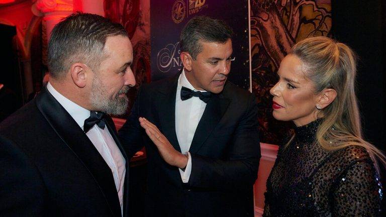 FOTOGRAFÍA. WASHINGTON (ESTADOS UNIDOS DE AMÉRICA), 18 DE ENERO DE 2025. El líder opositor español por VOX y presidente de Patriots Party Santiago Abascal Conde, que ha estado acompañado en la "Hispanic Gala" —organizada por parte del a entidad "WELCOME" (bIENVENIDOS), en marco de la juramentación y vuelta a la Casa Blanca como 47º presidente de los Estados Unidos de América, el líder antiWOKE (PROGRESISTA) del mundo libre Donald John Trump— por la vicepresidente del Patriots party, Kinga Gal; ha coincidido con destacadas personalidades de la política norteamericana, como varios de los nominados al Gabinete de la nueva Administración Trump: el próximo Secretario de Estado, Marco Antonio Rubio (Marco Rubio); la próxima Secretaria de Seguridad Nacional y Gobernadora de Dakota sur, Kristi Lynn Noem (Kristi Noem); el próximo Secretario del Departamento de Salud, Robert F. Kennedy Jr.; el próximo Secretario de Transportes, Sean Patrick Duffy. Asimismo, han asistido a la cena de gala el senador republicanos Ted Cruz (quien ya tuvo un encuentro anterior con Abascal), así como el hijo del presidente electo Donald John Trump, Donald Trump Jr.; también ha estado presente el presidente argentino, Javier Gerardo Milei, quien afirmó en su intervención que Trump es la persona esperada por parte del mundo libre para liderar el combate contra la ideología WOKE (progresista), que ha contaminado el planeta tierra; el 51er° y actual presidente de la República del Paraguay desde el 15 de agosto de 2023, Santiago Peña Palacios; junto a su mujer Leticia Ocampos, primera dama de la República del Paraguay desde el 15 de agosto de 2023; entre otros asistentes antiWoke del mundo libre hispano.  Lasvocesdelpueblo (Ñ Pueblo)