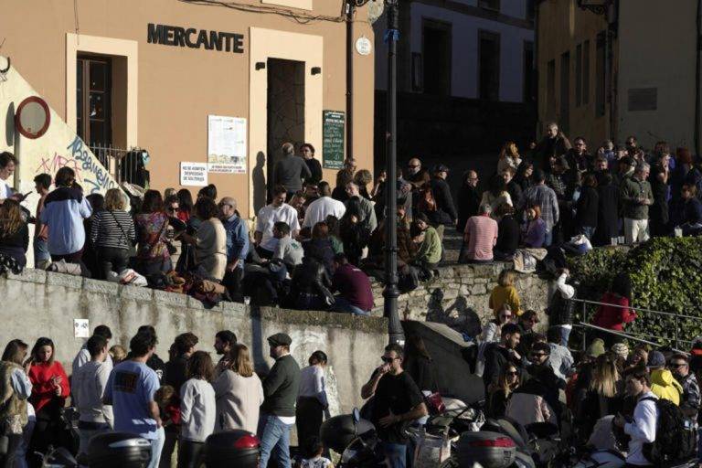 FOTOGRAFÍA. CUESTA DEL CHOLO (GIJÓN) PRINCIPADO DE ASTURIAS (REINO DE ESPAÑA), 31 DE DICIEMBRE DE 2024. Clientes de los bares de la Cuesta del Cholo, en Gijón, en la Comunidad Autónoma del principado de Asturias (reino de España), tomando los últimos rayos de sol del año 2024, este martes 31 de diciembre (Nochevieja). Efe