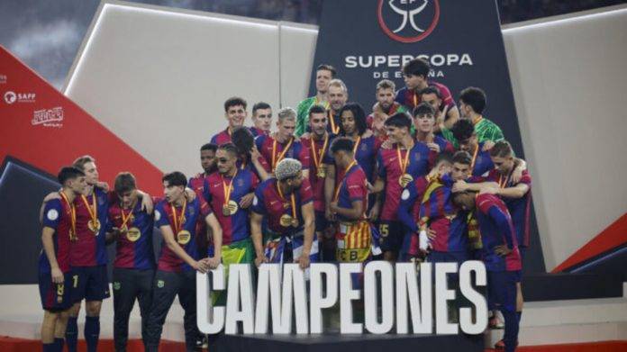 FOTOGRAFÍA. YEDA (ARABIA SAUDITA), 12 DE ENERO DE 2025. FÚTBOL SUPERCOPA DE ESPAÑA REAL MADRID-BARCELONA. Los jugadores del FC Barcelona celebran la victoria con sus medallas tras el partido de la final de la Supercopa de España de fútbol entre el Real Madrid y el FC Barcelona, este domingo en Yeda, Arabia Saudí. Efe