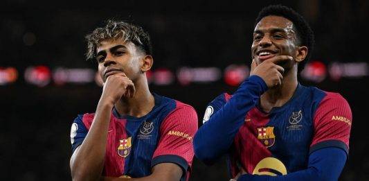 FOTOGRAFÍA. YEDA (ARABIA SAUDITA), 12 DE ENERO DE 2025. FÚTBOL SUPERCOPA DE ESPAÑA REAL MADRID-BARCELONA. Lamine Yamal, del Barcelona, (I) celebra el 1-1 con Alejandro Balde (d) durante el partido de la final de la Supercopa de España de fútbol entre el Real Madrid y el FC Barcelona, este domingo en Yeda, Arabia Saudí. Efe