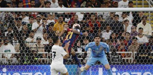 FOTOGRAFÍA. YEDA (ARABIA SAUDITA), 12 DE ENERO DE 2025. FÚTBOL SUPERCOPA DE ESPAÑA REAL MADRID-BARCELONA. El delantero brasileño del Barcelona Raphinha (c) consigue el tercer gol de su equipo, durante el partido de la final de la Supercopa de España de fútbol entre el Real Madrid y el FC Barcelona, este domingo en Yeda, Arabia Saudí. Efe