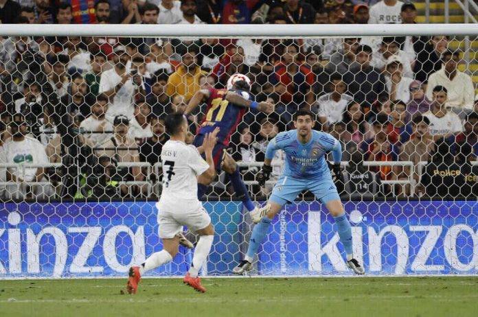El Barcelona remonta con contundencia en un clásico trepidante (1-4) FOTOGRAFÍA. YEDA (ARABIA SAUDITA), 12 DE ENERO DE 2025. FÚTBOL SUPERCOPA DE ESPAÑA REAL MADRID-BARCELONA. El delantero brasileño del Barcelona Raphinha (c) consigue el tercer gol de su equipo, durante el partido de la final de la Supercopa de España de fútbol entre el Real Madrid y el FC Barcelona, este domingo en Yeda, Arabia Saudí. Efe