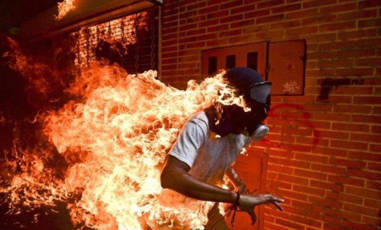 FOTOGRAFÍA. CARACAS (VENEZUELA), 03 DE MAYO DE 2017. Imagen cedida por la organización "World Press Photo (WPP)", que muestra la foto captada por el fotógrafo Ronaldo Schemidt, ganador del premio «Fotografía del año 2018» y del 1er premio de la categoría «Spots-Singles», según anunció el concurso del WPP hoy, jueves 12 de abril de 2018. La foto muestra al manifestante opositor José Víctor Salazar Balza (28) en llamas durante el ataque a contra la libertad de expresión y los derechos fundamentales y constitucionales de los críticos al narco-régimen comunista chavista por parte de los asesinos fieles de la dictadura del tirano Nicolás Maduro Moros en Caracas (Venezuela) el 3 de mayo de 2017. Efe.