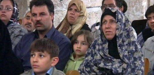FOTOGRAFÍA. DAMASCO (REPÚBLICA ÁRABE DE SIRIA, 07 DE AGOSTO DE 2015. Detalle de creyentes cristianos sirios rezando en una iglesia de la República Árabe de Siria. Captura vídeo Euronews/Lasvocesdelpueblo (Ñ Pueblo)
