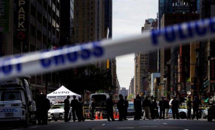 FOTOGRAFÍA. NUEVA YORK (ESTADOS UNIDOS DE AMÉRICA), 30 DE JUNIO DE 2017. La policía de Nueva York confirmó que se han producido disparos dentro FOTOGRAFÍA. NUEVA YORK (ESTADOS UNIDOS DE AMÉRICA), 30 DE JUNIO DE 2017. La policía de Nueva York confirmó que se han producido disparos dentro del hospital y han pedido a los vecinos que eviten el área donde se encuentra. Efe.