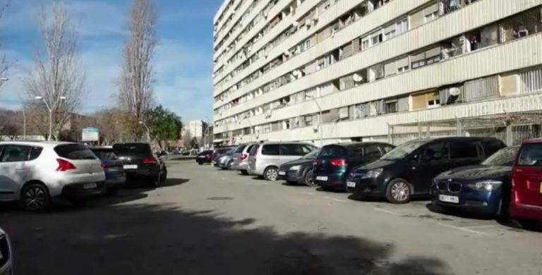 FOTOGRAFÍA. SAN ADRIÀ DE BESSÒS (BARCELONA) CATALUÑA (REINO DE ESPAÑA, 08 DE ENERO DE 2025. Los Mossos d'Esquadra investigan un tiroteo protagonizado por al menos cuatro individuos en el barrio de la Mina de Sant Adrià de Besòs (Barcelona), donde una persona ha resultado herida leve por un hematoma, sin que le haya llegado a penetrar en su cuerpo ninguna bala. Efe