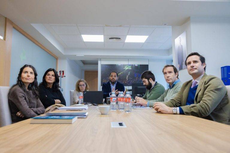 FOTOGRAFÍA. MADRID (REINO DE ESPAÑA), 07 DE ENERO DE 2025. El Secretario General de VOX, Ignacio Garriga Vaz de Conceiçao (c), ha mantenido hoy una reunión para "coordinar la acción política" del partido en toda España. A la reunión han asistido: los presidentes provinciales, portavoces en los parlamentos regionales, concejales de gobierno en ayuntamientos, portavoces municipales y vicesecretarios nacionales responsables de estas áreas. Lasvocesdelpueblo (Ñ Pueblo)