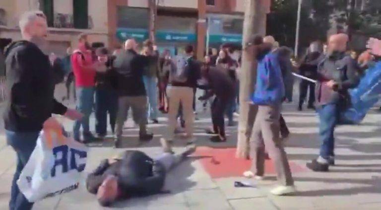 FOTOGRAFÍA. BARCELONA (CATALUÑA) REINO DE ESPAÑA, 25 DE ENERO DE 2025. La Plaza Cor del distrito de Las Cortes de la ciudad de Barcelona (Cataluña) Reino de España ha registrado este sábado un violento ataque a una carpa informativa pacífica del partido democrático —con representación institucional en el Parlamento autonómico de Cataluña y en la alcaldía de Ripoll (Gerona) donde gobierna en minoría desde las elecciones municipales del 28 de mayo de 2023, Alianza Catalana (AC), que preside la patriota alcaldesa de Ripoll y diputada por la provincia de Gerona a la Cámara catalana, Sílvia Orriols Serra— perpetrado por parte los grupos nazis "AntiFascistas" simpatizantes de la ideología WOKE, presuntos simpatizantes de formaciones supremacistas zurdos y ultraizquierdistas separatistas y compinches pro separatismos [Candidatura de Unidad Popular (CUP), Partit dels Socialistes de Catalunya (PSC/PSOE), Esquerra Republicana de Catalunya (ERC), Junts per Catalunya (JxCat) firmantes de un cordón antidemocrático contra este nuevo partido patriota separatista]. Captura vídeo/Lasvocesdelpueblo (Ñ Pueblo)