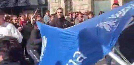 FOTOGRAFÍA. BARCELONA (CATALUÑA) REINO DE ESPAÑA, 25 DE ENERO DE 2025. La Plaza Cor del distrito de Las Cortes de la ciudad de Barcelona (Cataluña) Reino de España ha registrado este sábado un violento ataque a una carpa informativa pacífica del partido democrático —con representación institucional en el Parlamento autonómico de Cataluña y en la alcaldía de Ripoll (Gerona) donde gobierna en minoría desde las elecciones municipales del 28 de mayo de 2023, Alianza Catalana (AC), que preside la patriota alcaldesa de Ripoll y diputada por la provincia de Gerona a la Cámara catalana, Sílvia Orriols Serra— perpetrado por parte los grupos nazis "AntiFascistas" simpatizantes de la ideología WOKE, presuntos simpatizantes de formaciones supremacistas zurdos y ultraizquierdistas separatistas y compinches pro separatismos [Candidatura de Unidad Popular (CUP), Partit dels Socialistes de Catalunya (PSC/PSOE), Esquerra Republicana de Catalunya (ERC), Junts per Catalunya (JxCat) firmantes de un cordón antidemocrático contra este nuevo partido patriota separatista]. Captura vídeo/Lasvocesdelpueblo (Ñ Pueblo)