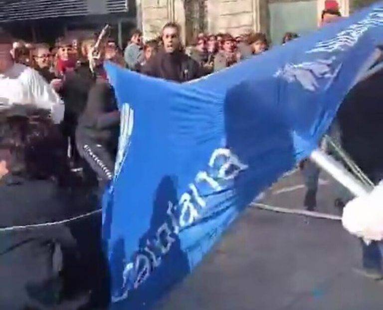 FOTOGRAFÍA. BARCELONA (CATALUÑA) REINO DE ESPAÑA, 25 DE ENERO DE 2025. La Plaza Cor del distrito de Las Cortes de la ciudad de Barcelona (Cataluña) Reino de España ha registrado este sábado un violento ataque a una carpa informativa pacífica del partido democrático —con representación institucional en el Parlamento autonómico de Cataluña y en la alcaldía de Ripoll (Gerona) donde gobierna en minoría desde las elecciones municipales del 28 de mayo de 2023, Alianza Catalana (AC), que preside la patriota alcaldesa de Ripoll y diputada por la provincia de Gerona a la Cámara catalana, Sílvia Orriols Serra— perpetrado por parte los grupos nazis "AntiFascistas" simpatizantes de la ideología WOKE, presuntos simpatizantes de formaciones supremacistas zurdos y ultraizquierdistas separatistas y compinches pro separatismos [Candidatura de Unidad Popular (CUP), Partit dels Socialistes de Catalunya (PSC/PSOE), Esquerra Republicana de Catalunya (ERC), Junts per Catalunya (JxCat) firmantes de un cordón antidemocrático contra este nuevo partido patriota separatista]. Captura vídeo/Lasvocesdelpueblo (Ñ Pueblo)