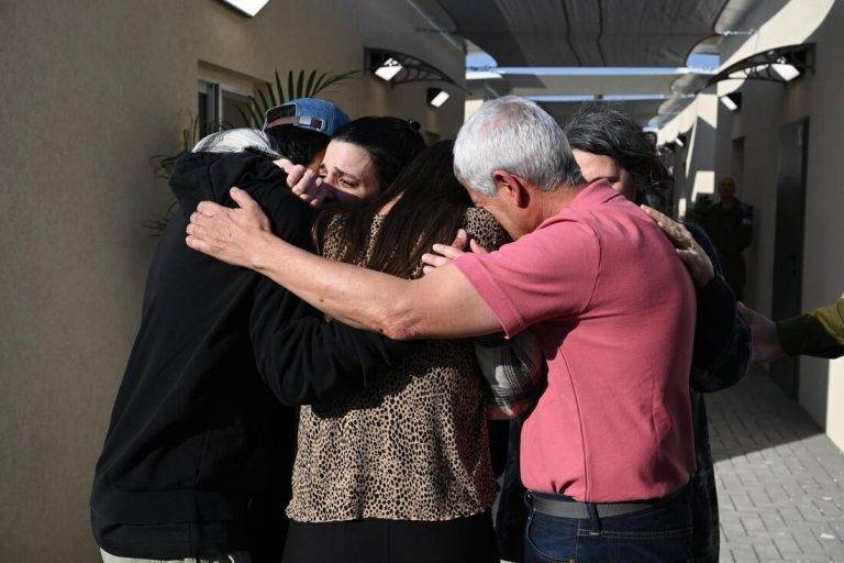 FOTOGRAFÍA. ISRAEL, 30 DE ENERO DE 2025. La rehén israelí "Arbel Yehoud está en casa. Finalmente se ha reunido con su familia, donde pertenece" tras un año y tres meses (desde el 7 de octubre de 2023). "Gad Moshe Mozes, Arbel Yehoud y los cinco ciudadanos tailandeses (Thenna Pongsak, Sathian Suwannakhan, Sriaoun Watchara, Seathao Bannawat y Rumnao Surasak) han despegado a bordo de helicópteros de la Fuerzas Aérea de Israel (FAI) y están en camino a los hospitales", dice el comunicado del Ejército de defensa de Israel, el Tzáhal. Tzáhal/Lasvocesdelpueblo (Ñ Pueblo)