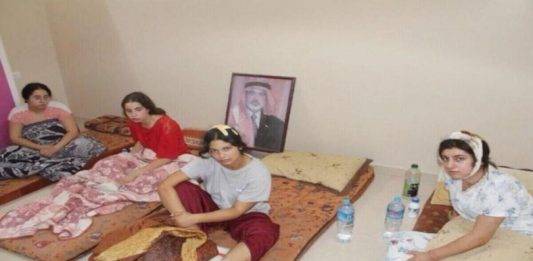 FOTOGRAFÍA. JERUSALÉN (ISRAEL)/GAZA (FRANJA DE GAZA), 25 DE ENERO DE 2025. Hamas ISIS incumple el acuerdo de tregua de Doha (Catar) y en vez de entregar a los civiles, devuelve a las militares que hacían su servicio militar obligatorio en la frontera, Daniella Gilboa, Karina Ariev, Liri Albag y Naama Levy después de 477 días de cautiverio (desde el 7 de octubre de 2023), en una acto de propaganda islamofascista de una banda de asesinos y violadores neonazis islamistas ya prácticamente sin rumbo y que solo puede sobrevivir por tener en su poder a los rehenes israelíes. El activista israelí Yoseph Haddad (@YosephHaddad) valora en sus redes sociales que: "Si hay un israelí que está sorprendido por el terror psicológico y el nivel de propaganda de Hamás, es un israelí que sigue prisionero del concepto del 6 de octubre y, por lo tanto, no me sorprende que, aunque nuestras observadoras fueron secuestradas en pijamas, Hamás se aseguró de vestirlos con uniformes militares y los obligó a subir al escenario, sonreír y despedirse". "Lo que hay que decir es que el equipo negociador israelí no supo traducir en fuerza política la petición militar y la disuasión israelí que nuestros heroicos soldados lograron en Oriente Medio y simplemente presentaron debilidad política y, sobre todo, una falta de comprensión de la situación. ¡Mentalidad de Medio Oriente!". Lasvocesdelpueblo (Ñ Pueblo)