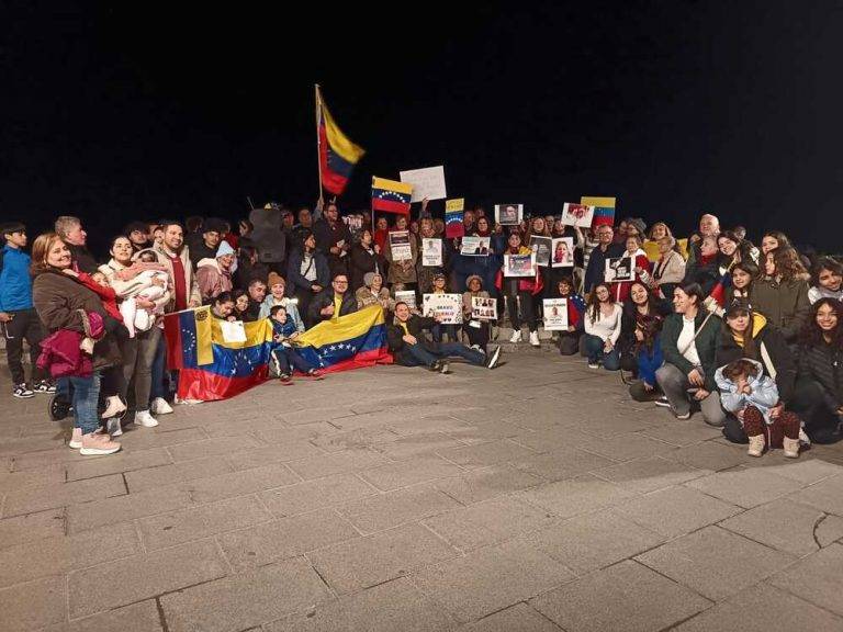 FOTOGRAFÍA. TARRAGONA (CATALUÑA) REINO DE ESPAÑA, 09 DE ENERO DE 2025. Comunicado: "La diáspora de Venezolanos en Tarragona acude al llamado de nuestra líder María Corina Machado Parisca, faltando solo horas para que tome posesión el Presidente electo, Edmundo González Urrutia, quién venció en las pasadas elecciones al candidato del Régimen Dictador Nicolás Maduro, quien al no asumir su derrota". Lasvocesdelpueblo (Ñ Pueblo)