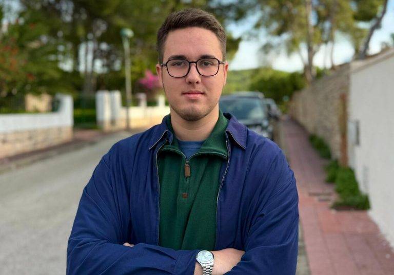 FOTOGRAFÍA. SALOU (TARRAGONA) COMUNIDAD AUTÓNOMA DE CATALUÑA), 14 DE ENERO DE 2025. Paul Daniel Axinte Aixinte concejal de VOX en Salou, ha denunciado que ,"el gobierno municipal de Salou no tiene ninguna voluntad de garantizar un hogar para nuestros vecinos". Efe