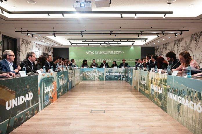 FOTOGRAFÍA. BARCELONA (REINO DE ESPAÑA), 28 DE ENERO DE 2025. El secretario general de Vox, Ignacio Garriga Vaz de Conceçao (centro-fondo), ha hecho declaraciones a medios después del "I Encuentro de Trabajo con los Portavoces Parlamentarios de VOX hoy en Barcelona. Una jornada de trabajo que ha demostrado que "cada vez hay más voces" a lo largo y ancho de la Nación que ofrecen "una alternativa" al peor Gobierno de la historia. Lasvocesdelpueblo (Ñ Pueblo)